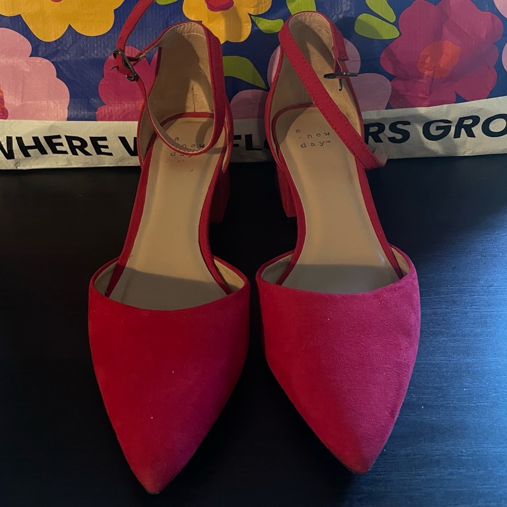 ⭐️ A New Day Red Pointed Toe Heels ⭐️
